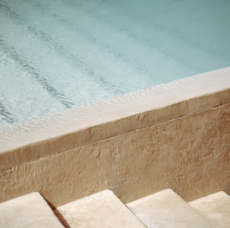 Image of the detail of stairs next to pool.